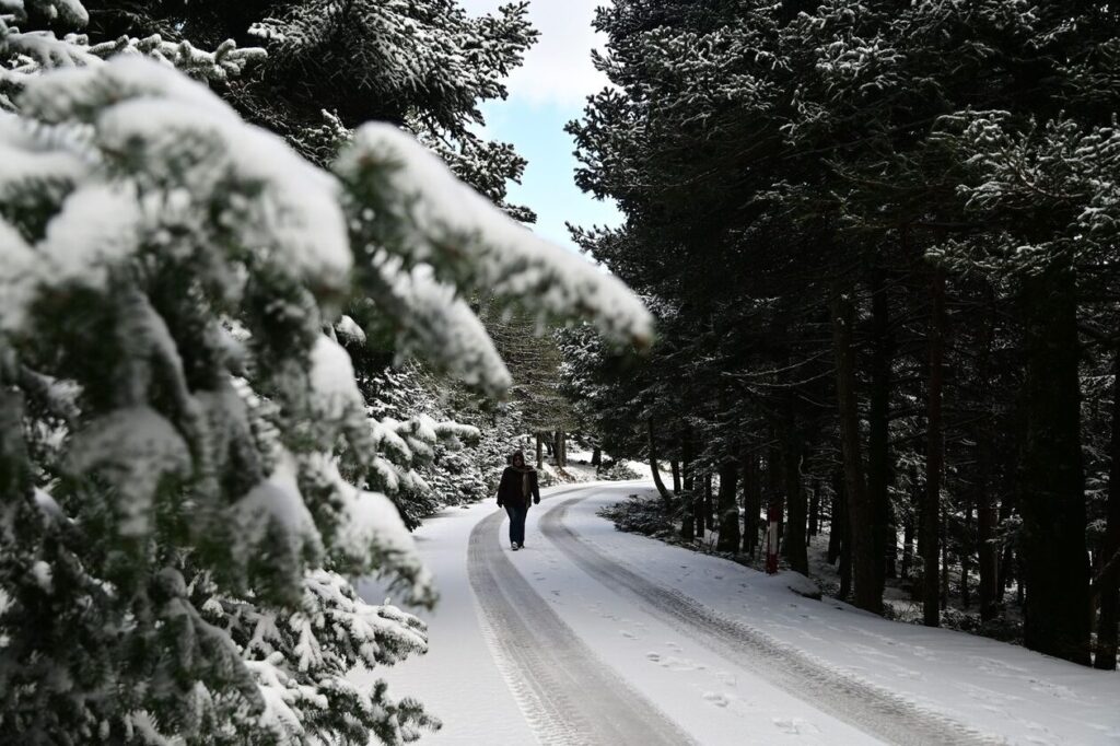 Χιόνια στην Αττική: Πού θα το στρώσει σήμερα - Live εικόνα