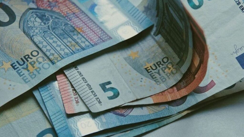 Κατώτατος μισθός: Στα 780 ευρώ μετά την αύξηση - Τι αλλάζει στα επιδόματα