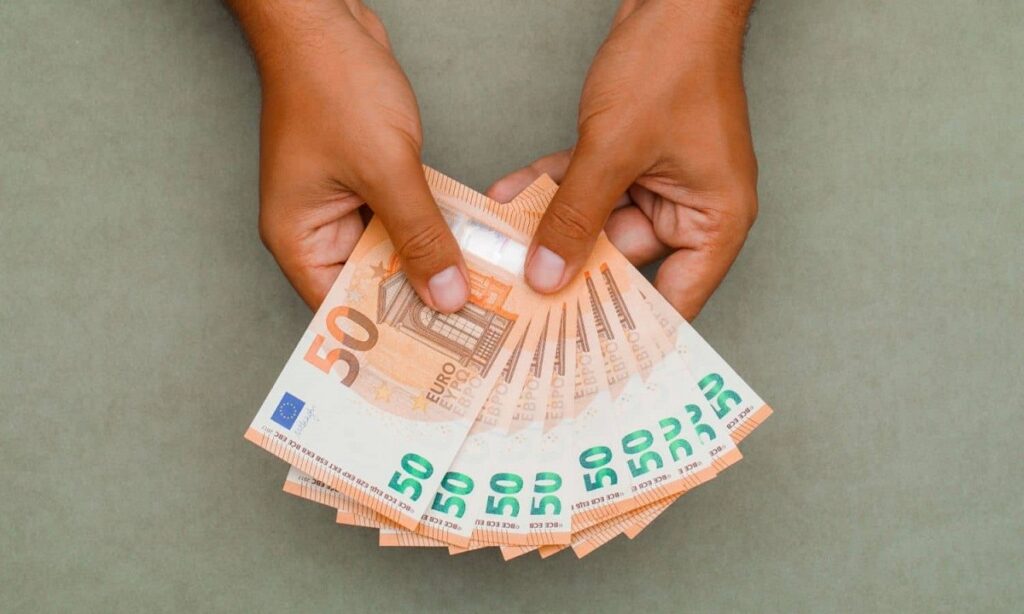 Δεν είναι φάρσα: Επίδομα 1.300 ευρώ για ΟΛΟΥΣ από το 2024
