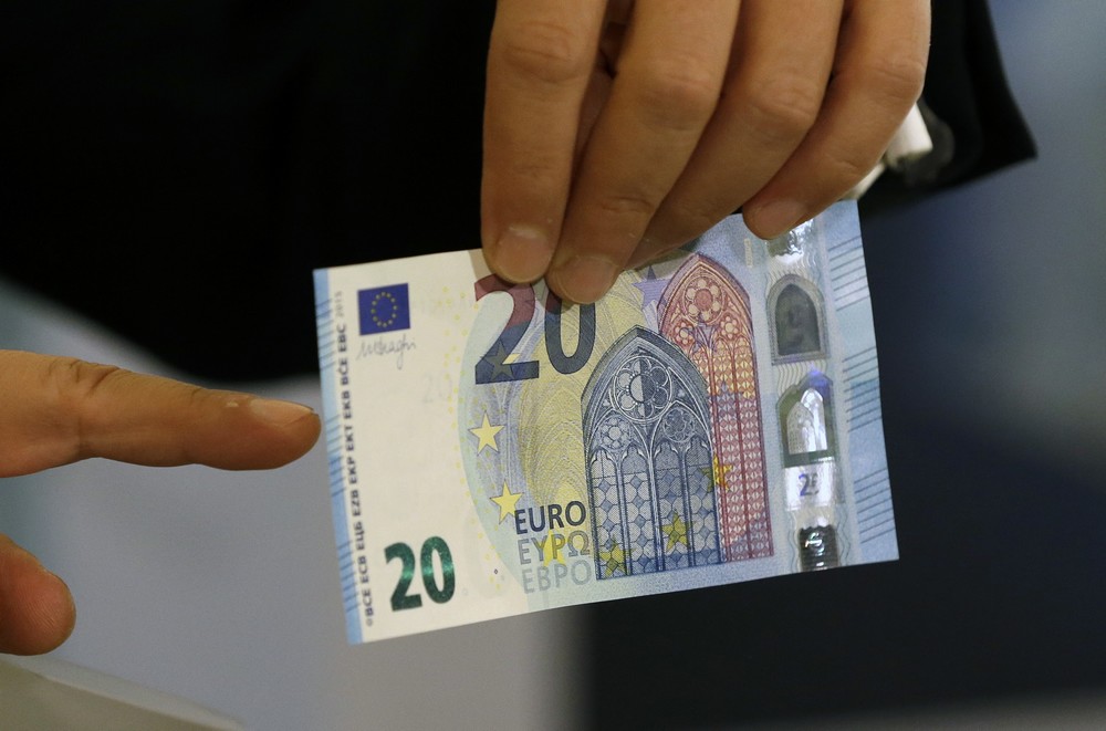 Κατώτατος μισθός: Πότε θα πάρετε 830 ευρώ